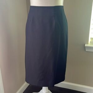 Women’s Black Lined Skirt Zip up back Size 6. Casual or Dress Up. Any Occasion